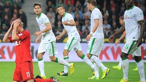 Leverkusens Stefan Kießling (links) ärgert sich nach einer vergebenen Torchance. Foto: dpa