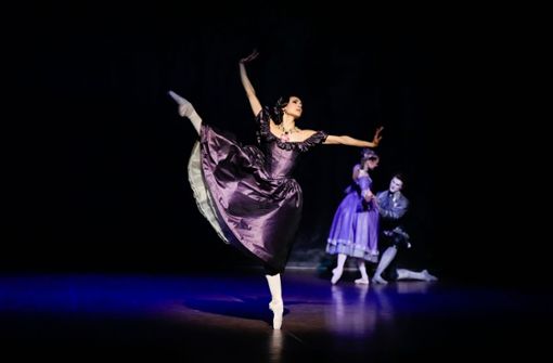 Die Solistin Rocio Aleman tanzt erstmals die Rolle der Marguerite Gautier in John Neumeiers Ballett „Die Kameliendame“. Foto: SB/Roman Novitzky