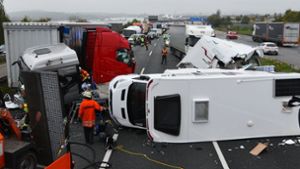 Ein schwerer Unfall hat sich am Donnerstag auf der A6 bei Sinsheim zugetragen. Foto: dpa/R.Priebe