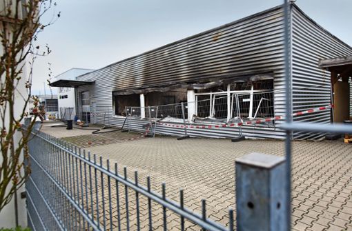 Die Spuren des Brandes in und an der Lager- und Produktionshalle sind deutlich erkennbar. Foto: Horst Rudel