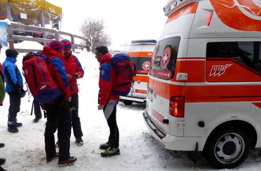 Rettungskräfte beraten sich nach dem Lawinenunglück in Südtirol. Foto: dpa