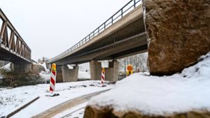 Noch vor Weihnachten soll die neue B-10-Brücke (rechts) für den Verkehr freigegeben werden. Foto: factum/Jürgen Bach