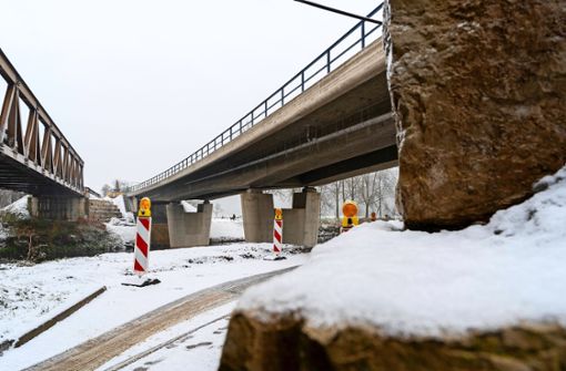 Noch vor Weihnachten soll die neue B-10-Brücke (rechts) für den Verkehr freigegeben werden. Foto: factum/Jürgen Bach