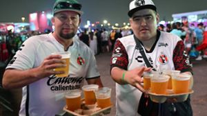 Bier gibt es für Fans bei der WM in Katar schon zu trinken – allerdings nur in abgegrenzten Bereichen und nicht in den Stadien. Foto: AFP