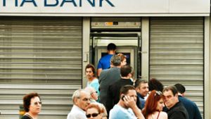 Vor ziemlich genau sieben Jahren in Athen: Viele Griechinnen und Griechen versuchten ihre Ersparnisse zu retten. Droht nun eine neue Eurokrise? Foto: AFP/Aris Messinis