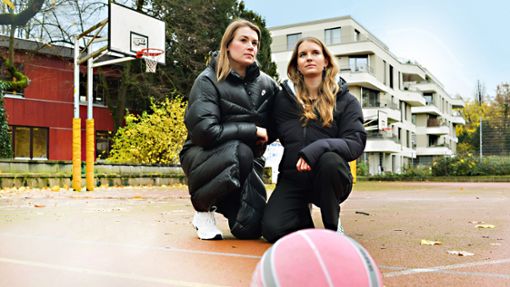 Ausnahmsweise wieder auf dem Sportplatz: Theresa Illgner (links) und  Julia Lubos Foto: Lichtgut/Max Kovalenko