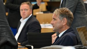 Björn Höcke (rechts, AfD) und Mario Voigt (links, CDU) treffen zum Streitgespräch im TV aufeinander. (Archivbild) Foto: dpa/Martin Schutt