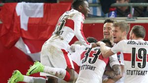 Die Spieler des VfB Stuttgart feiern ihren vierten Sieg in Folge. Foto: Pressefoto Baumann