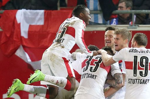 Die Spieler des VfB Stuttgart feiern ihren vierten Sieg in Folge. Foto: Pressefoto Baumann