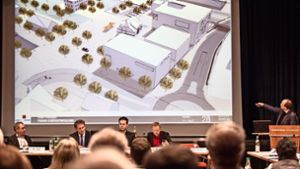 Die Neue Mitte fest im Blick: Oberbürgermeister Heininger (2.v.l.) und sein Rathausteam erläutern die Planungen. Foto: Michael Steinert