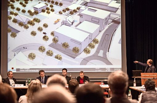 Die Neue Mitte fest im Blick: Oberbürgermeister Heininger (2.v.l.) und sein Rathausteam erläutern die Planungen. Foto: Michael Steinert