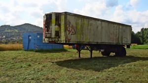 Der große schrottreife Lastwagen-Auflieger ist aus dem Wald auf eine Wiese geschleppt worden. Foto: privat