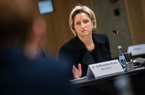 Wirtschaftsministerin Nicole Hoffmeister-Kraut (CDU) ihrer Befragung im Ausschuss Ende November. Foto: dpa/Christoph Schmidt