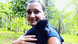 Auf ihrer Reise hat Vanessa Baumann viele Tiere hautnah erlebt: Hier schmiegt sich ein kleines Äffchen an ihre Schulter. Foto: privat