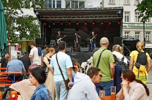 Die Livemusik zieht am Abend immer mehr Besucherinnen und Besucher vor die Bühne. Foto: Lichtgut/Leif Piechowsk/i