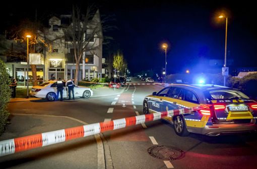Nach den Schüssen in der Böblinger Straße in Schönaich: Die Polizei sperrt den Tatort ab und sichert Spuren. Foto: 7aktuell/Alexander Hald