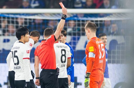 Schalkes Keeper Alexander Nübel verpasst damit die letzten beiden Spiele des Jahres und den Rückrundenstart gegen Bayern München und Borussia Mönchengladbach. Foto: dpa/Rolf Vennenbernd