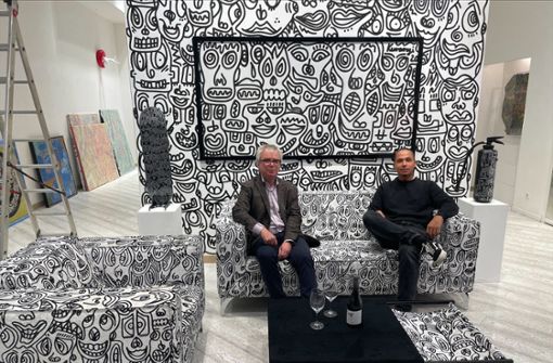 Stefan Zimmermann (links) und  Romulo Kurányi in der Galerie Z unweit der Markthalle.  Auch die Sofas sind vom Künstler bemalt. Foto: /ubo