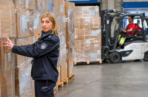 Zollamtfrau Mirjam Wemmer bei der Begutachtung einer neuen Lieferung von medizinischer Schutzausrüstung am Flughafen. Foto: Hauptzollamt Stuttgart/Jürgen Feld
