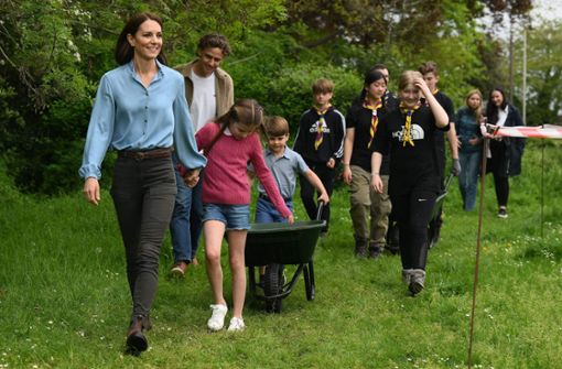 Prinz Louis an der Schubkarre, Prinzessin Kate und Prinzessin Charlotte weisen den Weg: Die Familie Wales beim Arbeitseinsatz. Foto: AFP/DANIEL LEAL