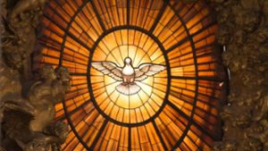 Den Heiligen Geist kann man nicht sehen. Stattdessen wird er häufig durch eine Taube symbolisiert wie bei dieser Darstellung auf einem  Kirchenfenster im Petersdom in Rom. Foto: dpa/Michael Kappeler