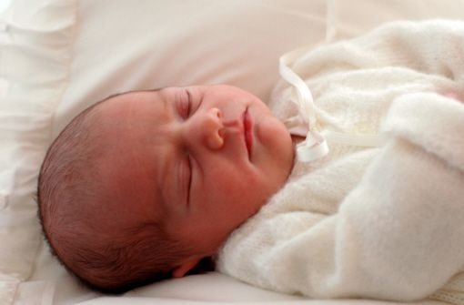 Wovon Baby Estelle wohl gerade träumt? Das schwedische Königshaus hat die ersten Bilder seiner jüngsten Prinzessin und künftigen Thronfolgerin veröffentlicht. Foto: dpa
