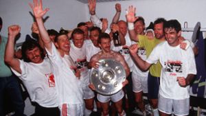 Das 92-er-Team des VfB Stuttgart mit der Meisterschale. Foto: Baumann/Baumann