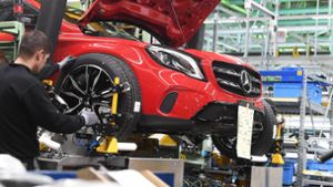 Die Daimler-Beschäftigten können sich über eine Extrazahlung von bis zu 4965 freuen. Foto: dpa