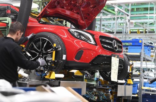 Die Daimler-Beschäftigten können sich über eine Extrazahlung von bis zu 4965 freuen. Foto: dpa