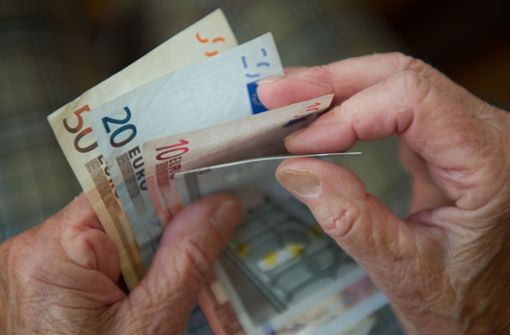 Menschen, die bereits eine Rente beziehen, könnten durch die Grundrente einen Aufschlag beziehen. (Symbolfoto) Foto: dpa/Marijan Murat