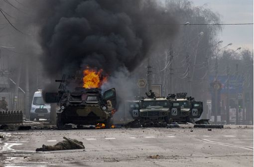 Nach Straßenkämpfen in Charkiw: Bilder zeigen, dass die heftigen Angriffe Russlands  weitergehen. Foto: AP/dpa/Marienko Andrew
