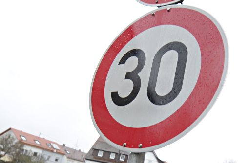 In Deutschland werden nach einer Änderung der Straßenverkehrsordnung wohl schon bald mehr Tempo-30-Schilder wie dieses montiert werden. Foto: dpa