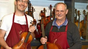Markus Steinbeck (links) mit einer Geige und Hans-Jörg Homolka mit einem Cello: Die Meister ihres Fachs haben beide Instrumente  in Hunderten von Arbeitsstunden gebaut. Foto: privat/cf