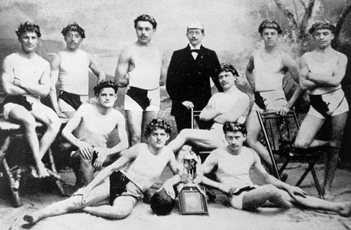 Die Wasserballer des SV Cannstatt (Foto von 1899) erhielten als Sieger eines Wettbewerbs einen Pokal und Eichenlaub-Kronen. Foto: SV Cannstatt