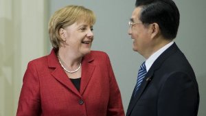 Vor dem Vergnügen kommt die Arbeit: Der USA-Trip beginnt für Angela Merkel mit dem Internationalen Gipfel zur Atomsicherheit in Washington. Chinas Präsident Hu Jintao ist ein Mächtiger, da wird besser ein Lächeln aufgesetzt. Aber wo sind denn jetzt die Stars?   Foto: dpa