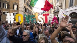 Anhänger der Fünf-Sterne-Bewegung protestieren Anfang Oktober in Rom vor dem Parlamentsgebäude gegen die umstrittene Wahlrechtsreform. Foto: dpa