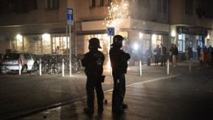 Polizisten in Berlin: Dank des massiven Einsatzes eskalierte die Lage nicht. Foto: dpa/Paul Zinken