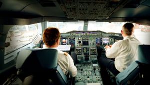 Blick ins Cockpit eines Lufthansa-Airbus A 380 Foto: dpa//Daniel Reinhardt