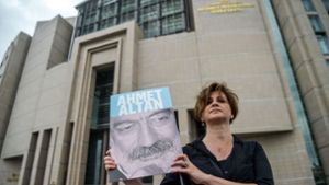 Eine Journalistin protestiert mit einem Plakat gegen die Verhaftung von Ahmet Altan. Foto: AFP/Archivbild