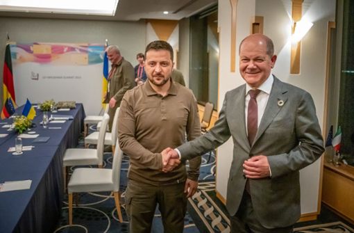 Bundeskanzler Olaf Scholz (SPD) traf beim G-7-Gipfel auch den ukrainischen Präsidenten Wolodymyr Selenskyj. Foto: dpa/Michael Kappeler