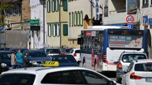 Die Stadt will Bussen mehr Vorrang einräumen, damit sie nicht im dichten Verkehr stecken bleiben. Das gehört zum neuen Konzept dazu. Foto: Norbert J. Leven