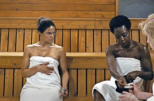 In der Sauna reden die Frauen über ihren Selbsthilfe-Plan: Linda (Michelle Rodriguez), Veronica (Viola Davis) und  Alice (Elizabeth Debicki) in „Tödliche Witwen“ Foto: Verleih