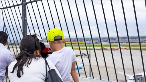 Auf der Besucherterrasse des Stuttgarter Flughafens kann man Starts und Landungen von Passagiermaschinen beobachten. Foto: /imago/7aktuell