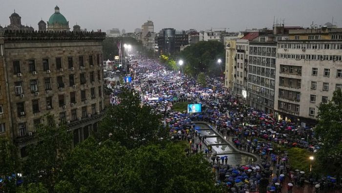Zehntausende bei Pro-Vučić-Demonstration in Belgrad