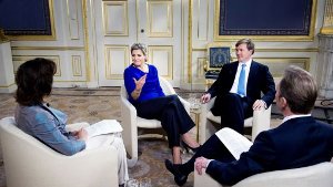 Willem-Alexander und Máxima im Gespräch mit TV-Journalisten. Foto: dpa