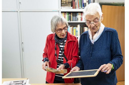 Mit einer Tafel und einem Griffel haben Gertrud Winkler (links) und Gretel Güthler  einst schreiben gelernt. Foto: Jürgen Bach