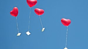 Aufgeschoben ist nicht aufgehoben: Viele Liebespaare lassen erst in diesem Jahr ihre Hochzeitsballons steigen. Foto: dpa/Boris Roessler