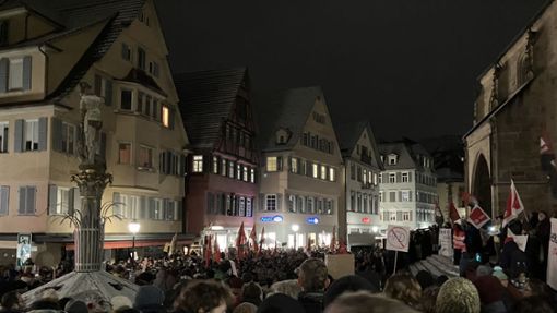 Der Platz vor der Tübinger Stiftskirche war am Montagabend so gefüllt, dass sich die Menschen auch in den angrenzenden Gassen sammelten. Foto: /Florian Dürr