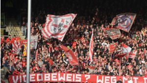 Ein Fan dese SC Freiburg hat Leverkusens Wendell nur knapp mit einem Becher verfehlt (Symbolbild). Foto: dpa
