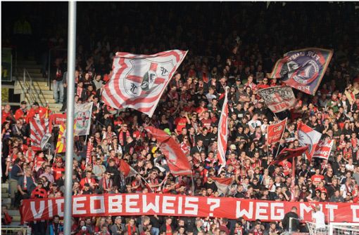 Ein Fan dese SC Freiburg hat Leverkusens Wendell nur knapp mit einem Becher verfehlt (Symbolbild). Foto: dpa